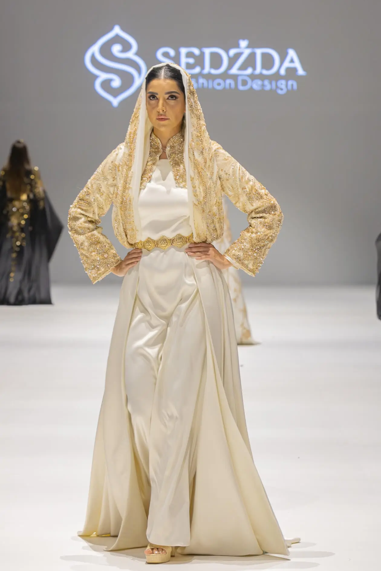 Model 05 The Power of Pain Gown – White, photo 2
