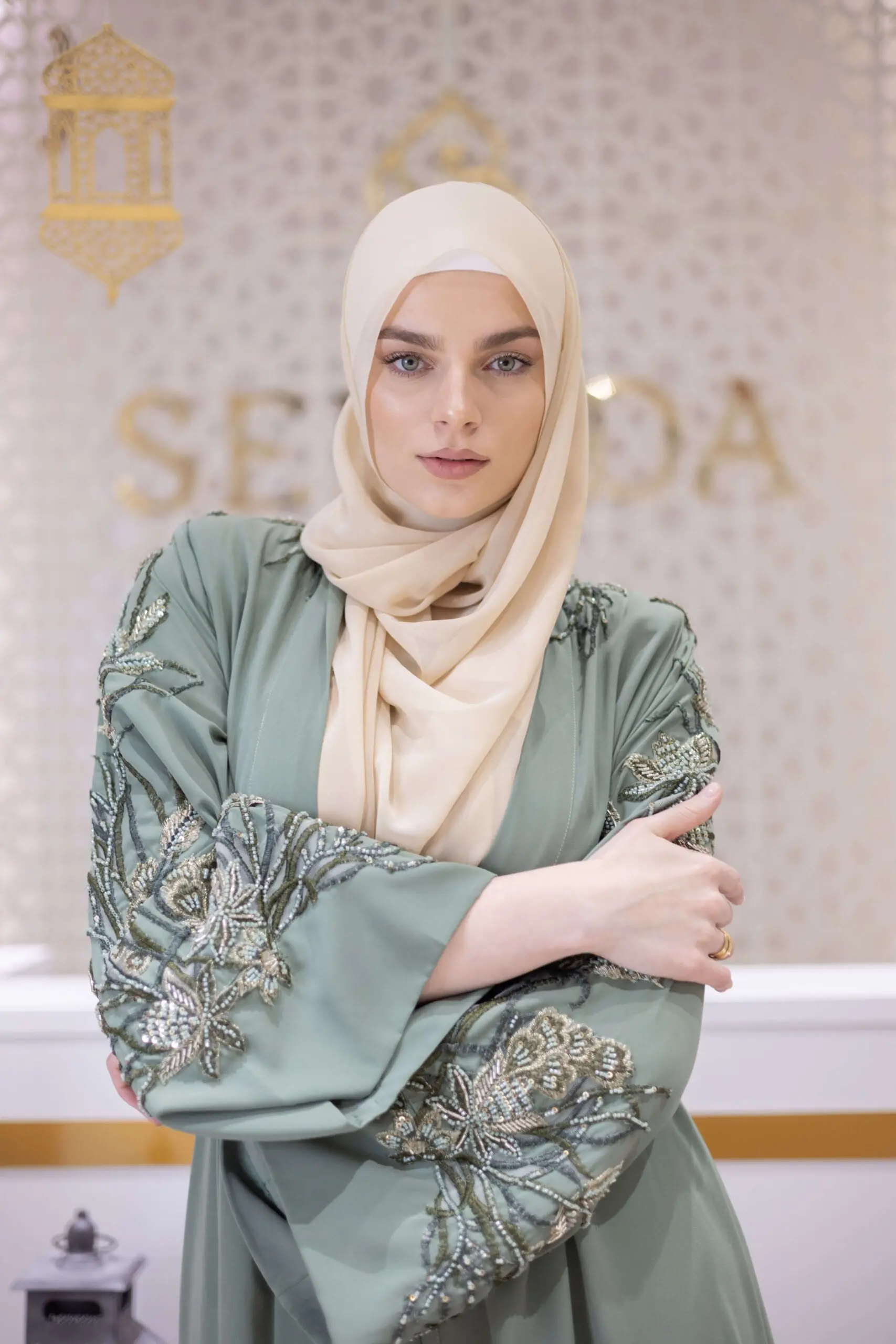 Desert Crown Embellished Abaya – Green, photo 3