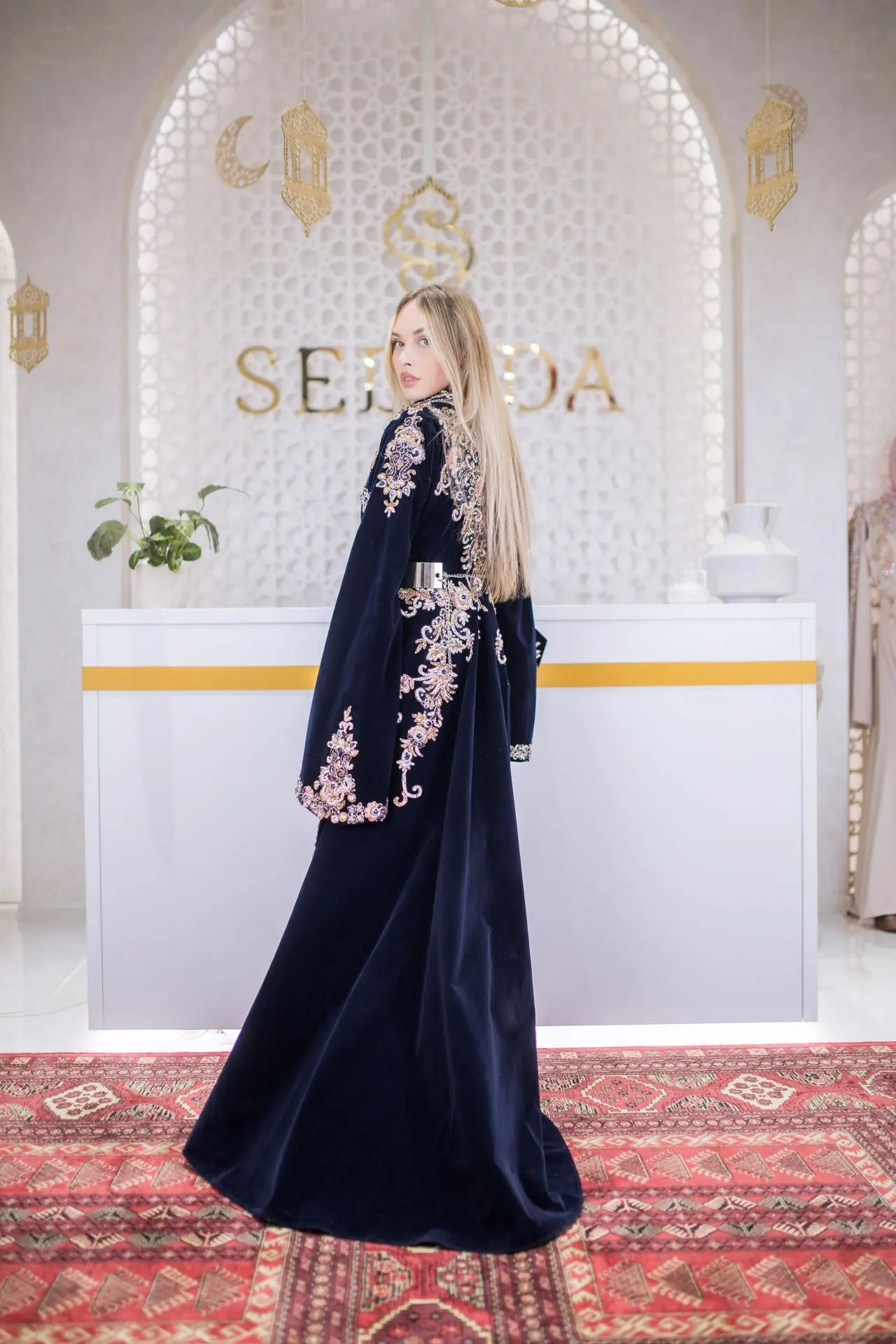 Diamond Bloom Embellished Velvet Kaftan – Navy, photo 5