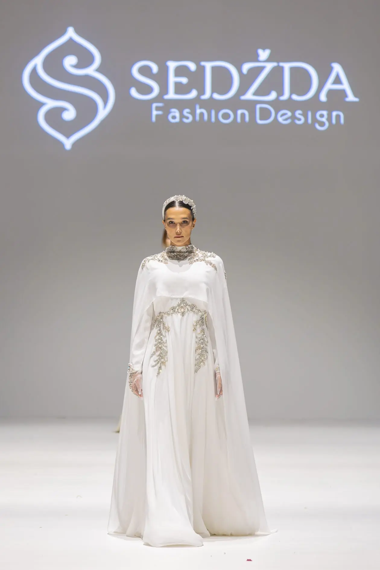Model 09 The Power of Pain Gown – White, photo 4