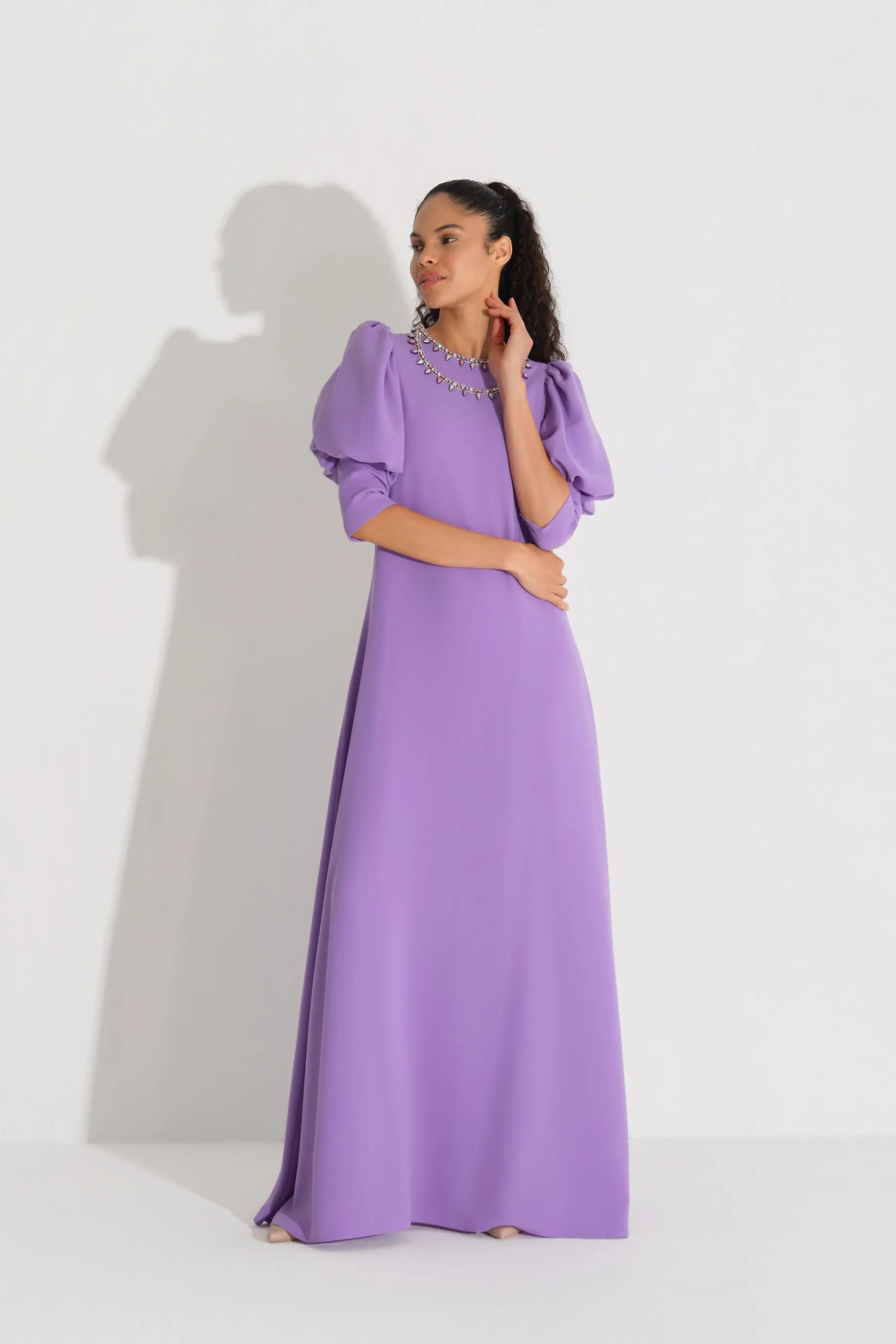Stone-Embellished Neck Crepe Dress – Lilac, photo 2