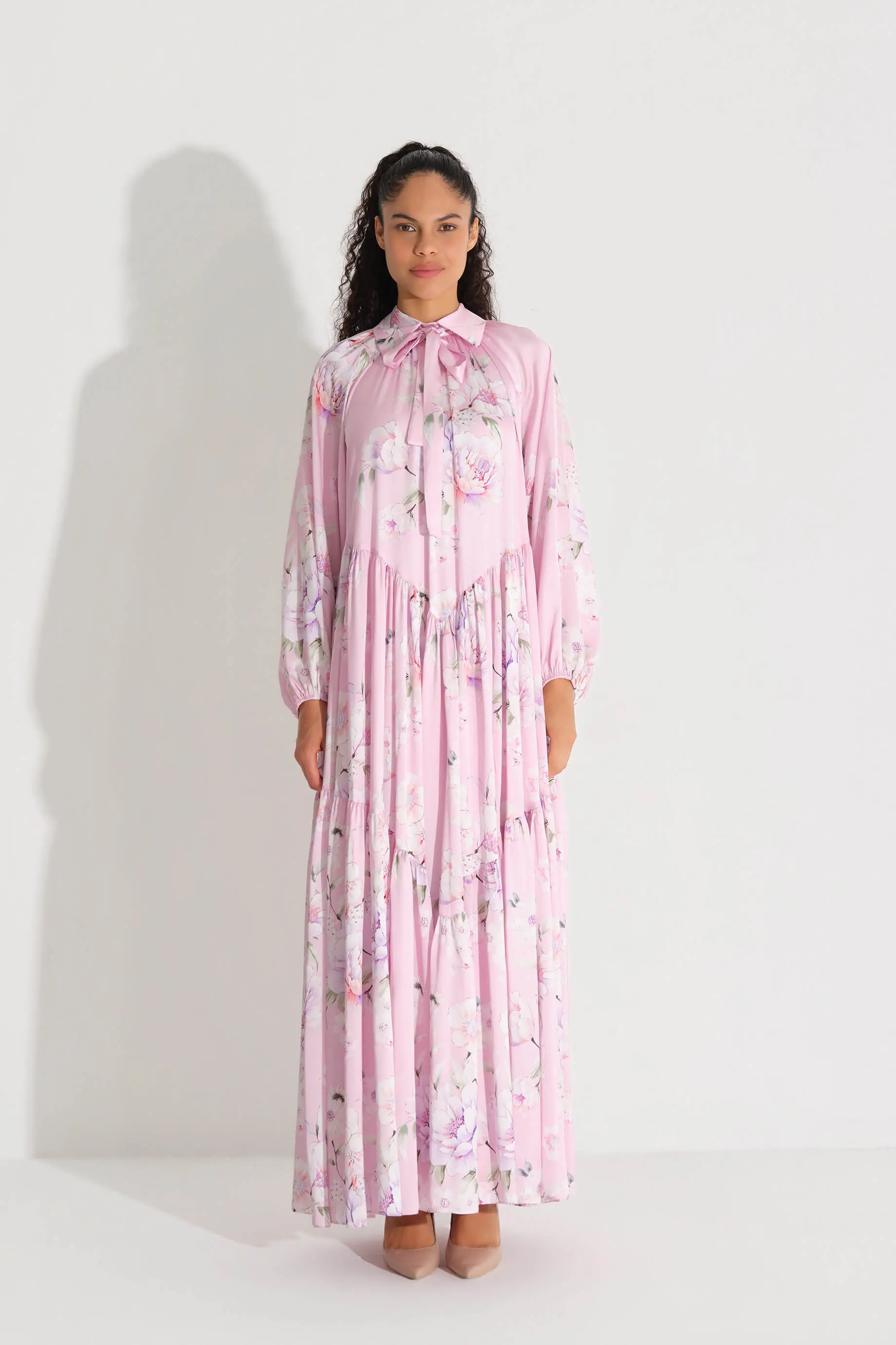 YAKASI FİYONKLU ŞİFON SATEN ELBİSE K. PEMBE