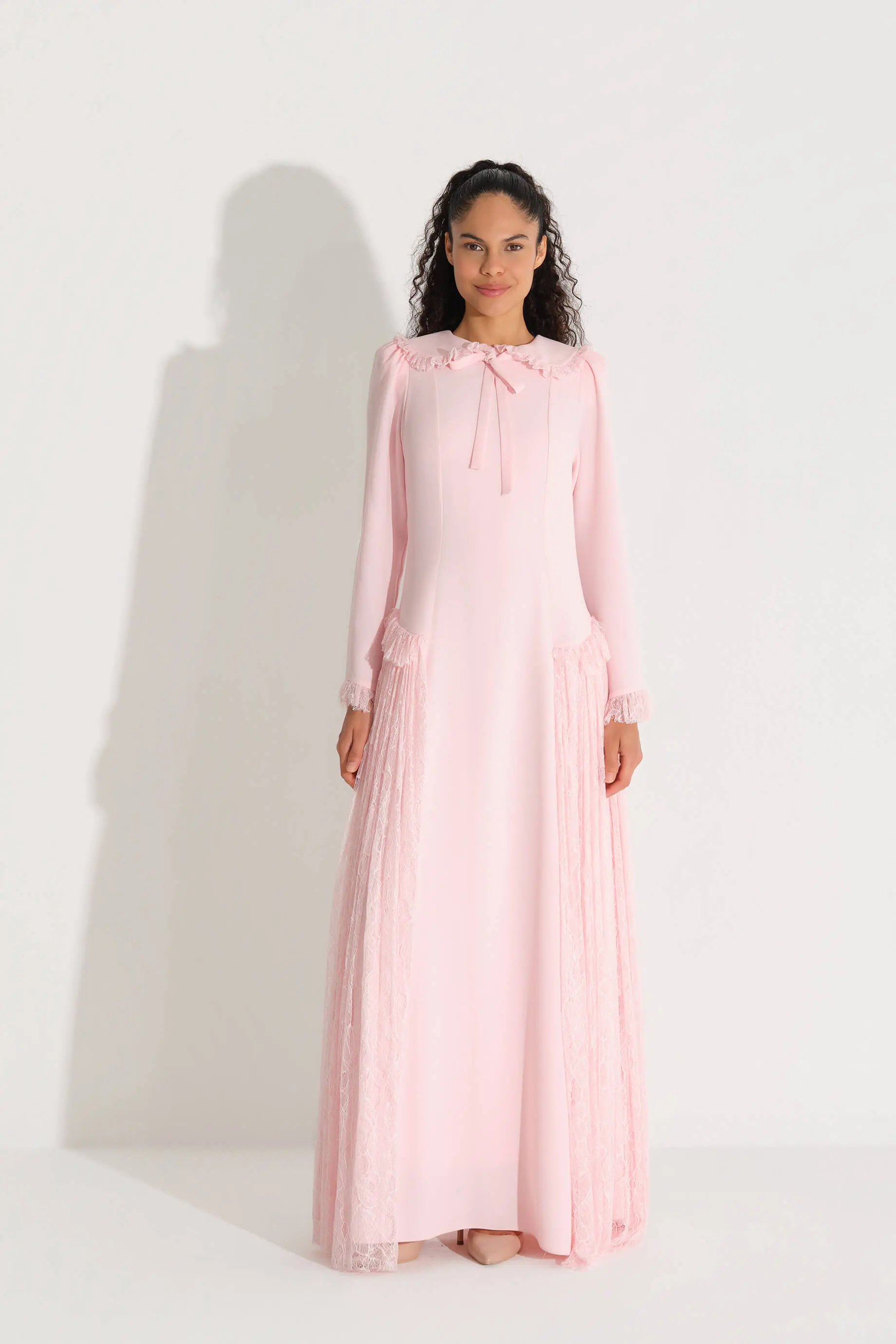 YAKASI VE ETEK KENARLARI DANTELLİ KREP ELBİSE Pembe