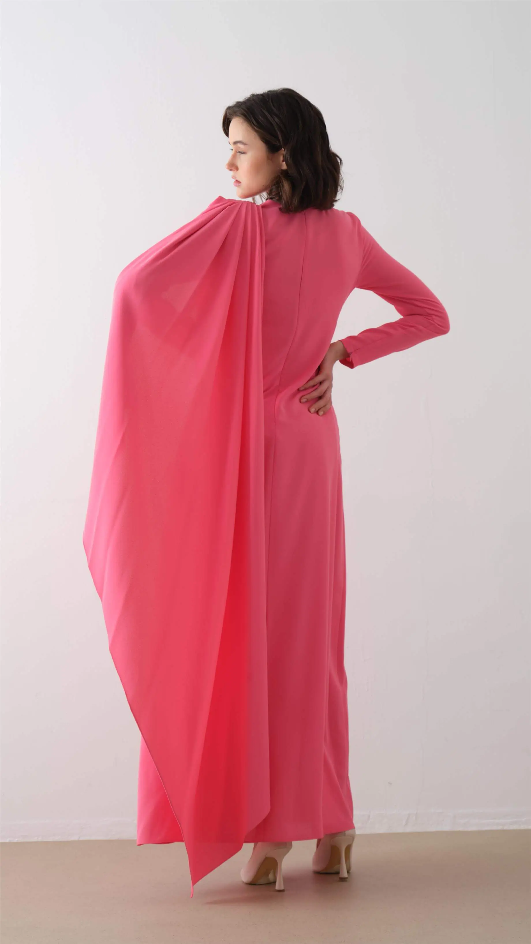 Cape-Shoulder Crepe Maxi Dress – Fuchsia, photo 5