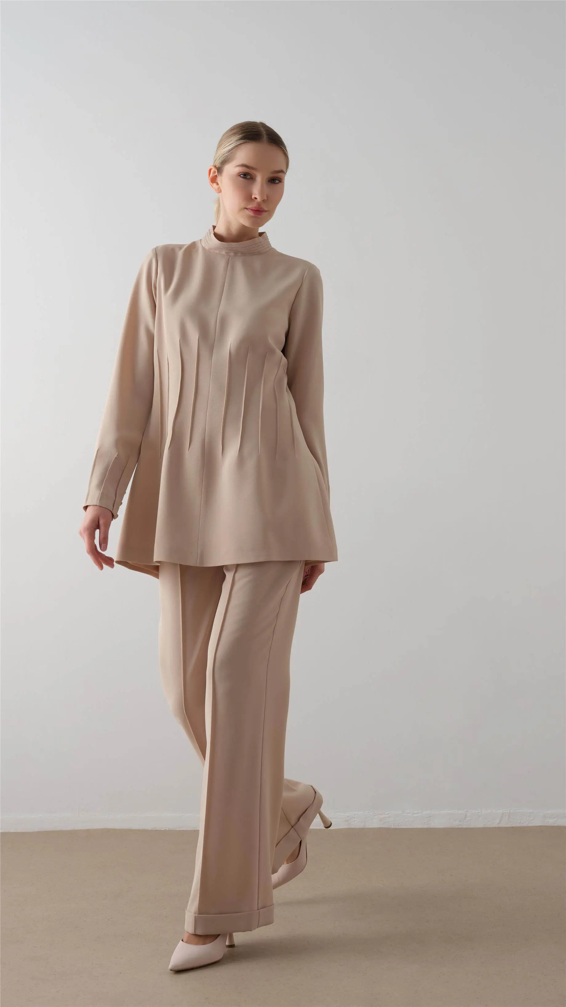 Structured Pleat Detail Crepe Suit – Beige, photo 2