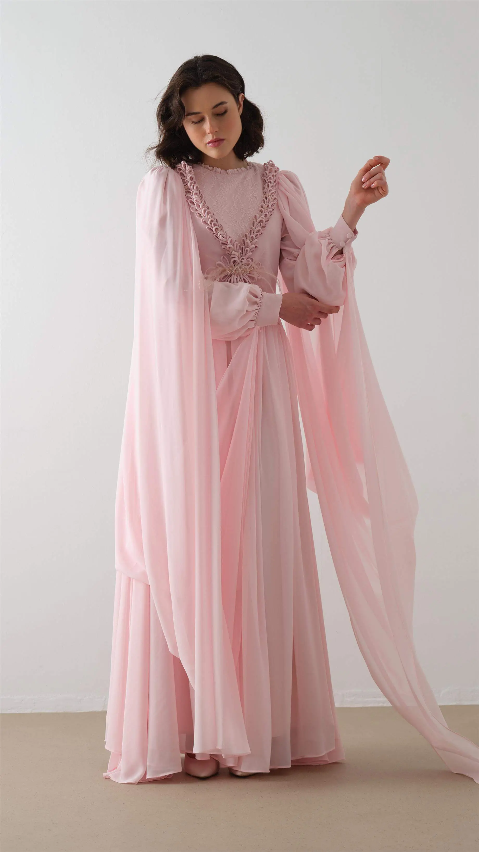ÖN BEDENİ ÇİÇEK AKSESUARLI ELBİSE Pembe, photo 3