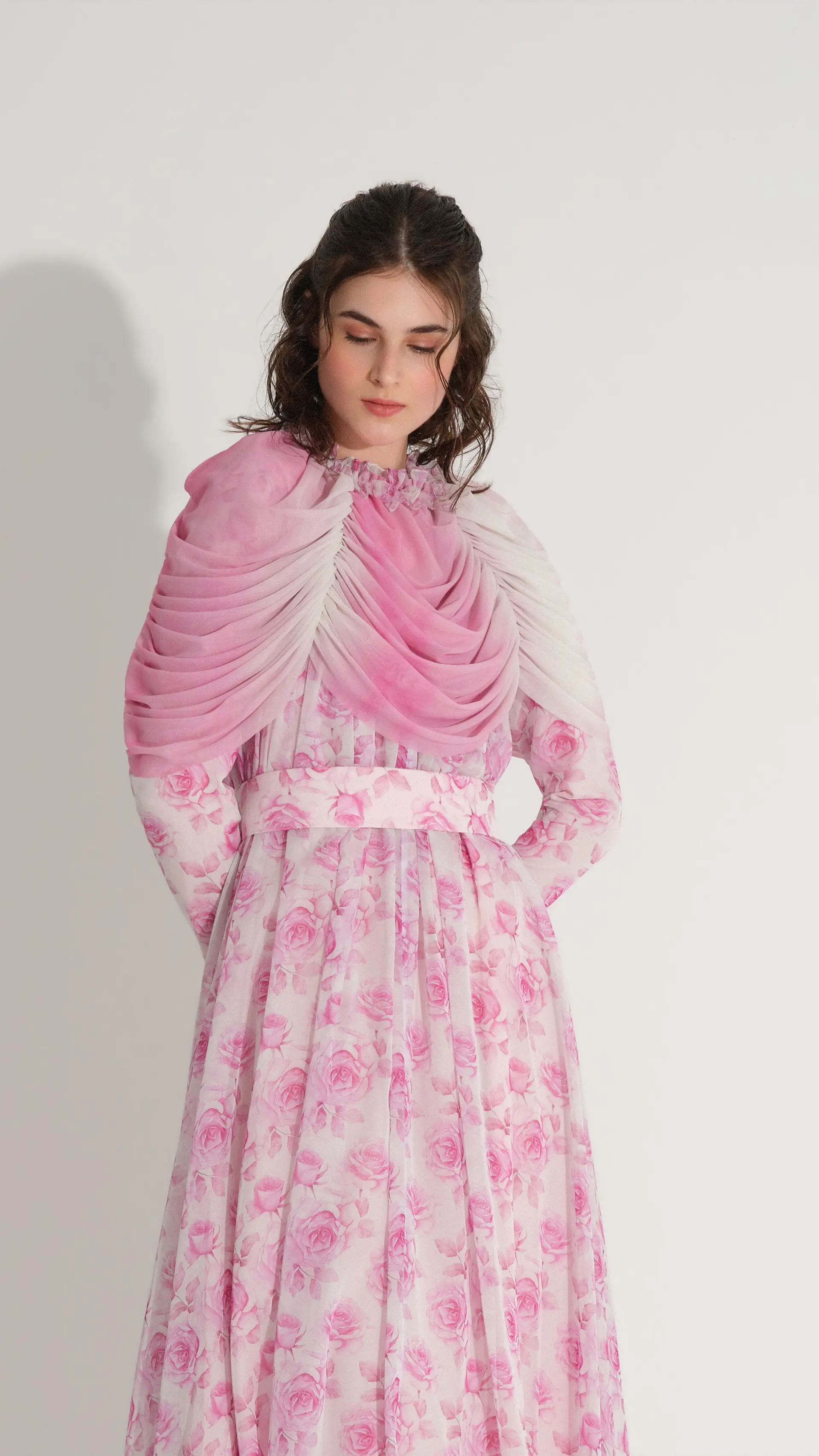 OMUZU TÜLLÜ  PELERİN DETAYLI İPEK ŞİFON ELBİSE Pembe, photo 2