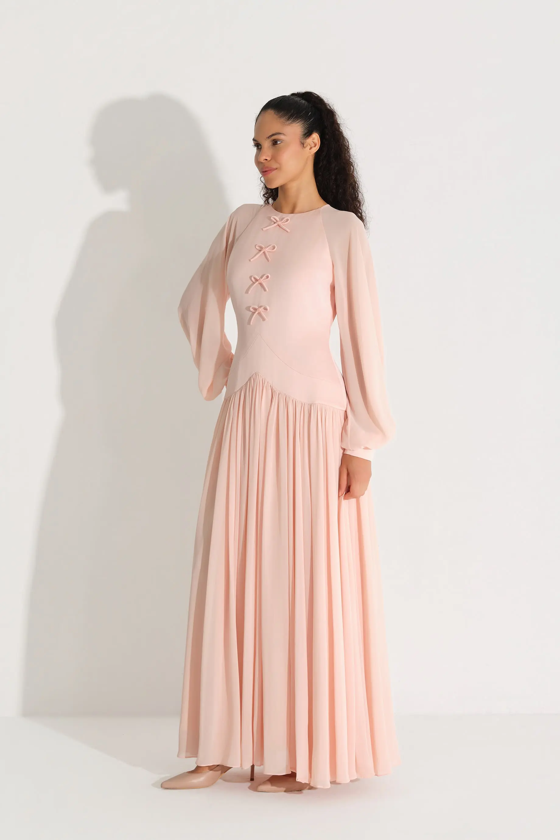 Bow-Detail Embellished Crepe Maxi Dress – Salmon, photo 4