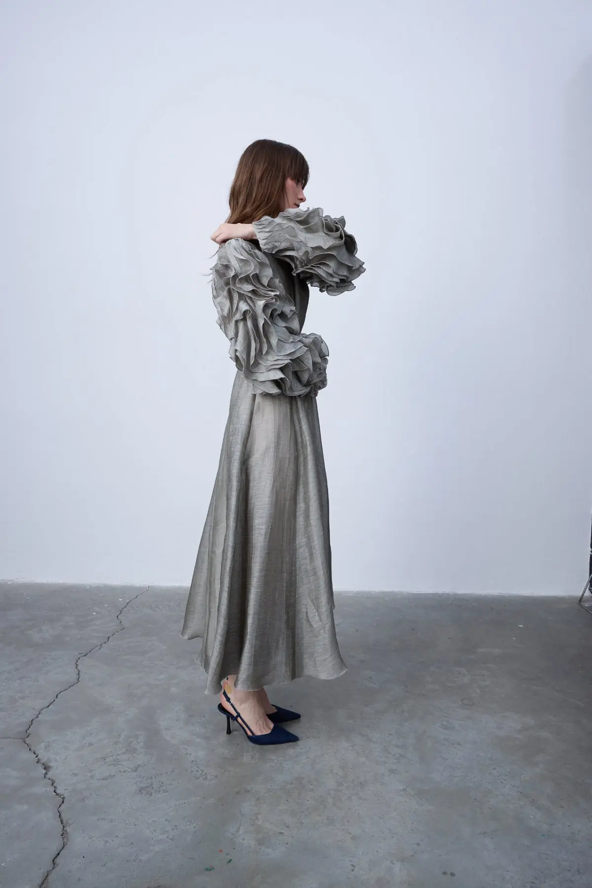 Silk-Linen Dress with Sculptural Ruffle Sleeves - Metallic Grey, photo 3