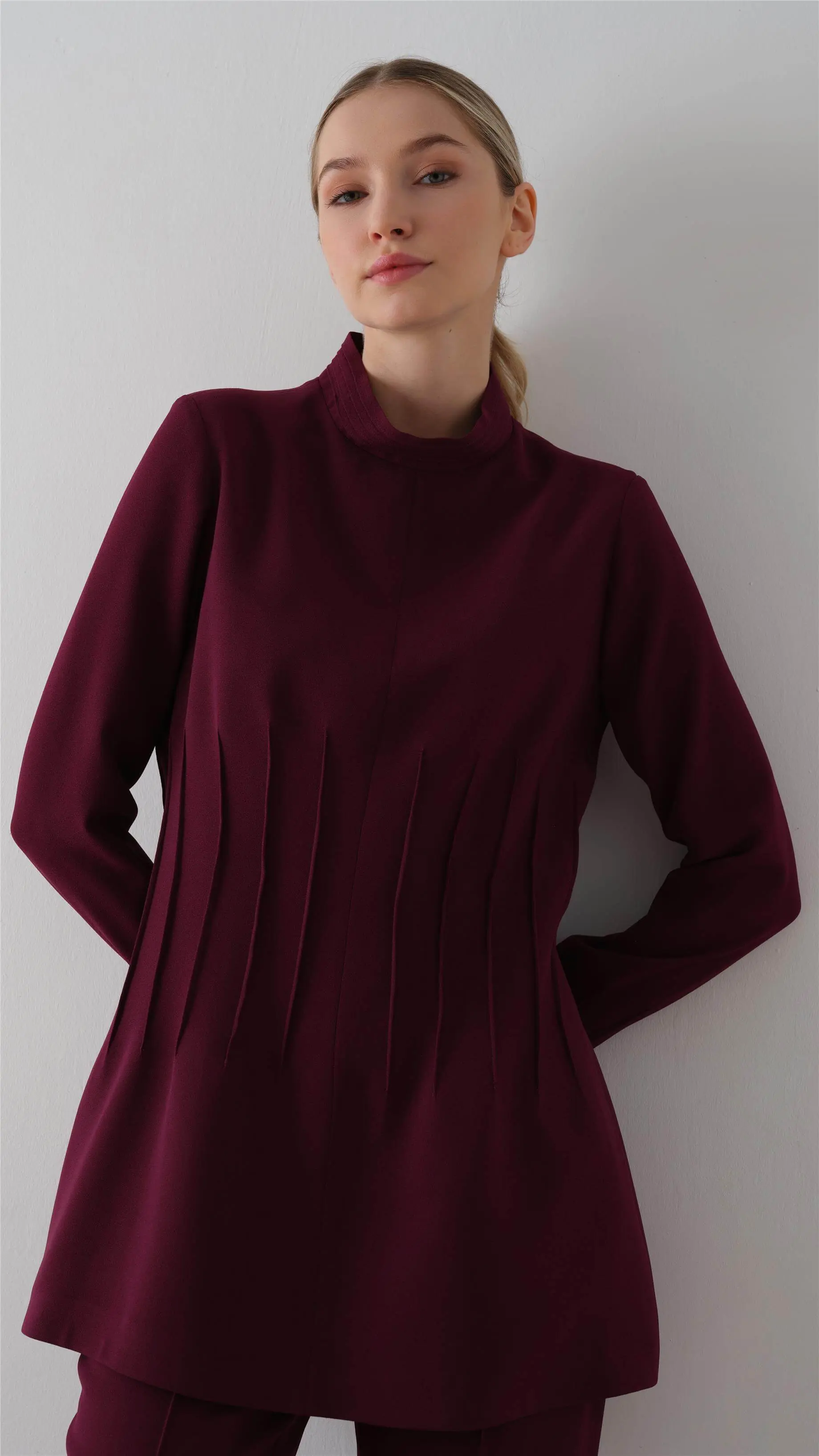Structured Pleat Detail Crepe Suit – Burgundy, photo 4