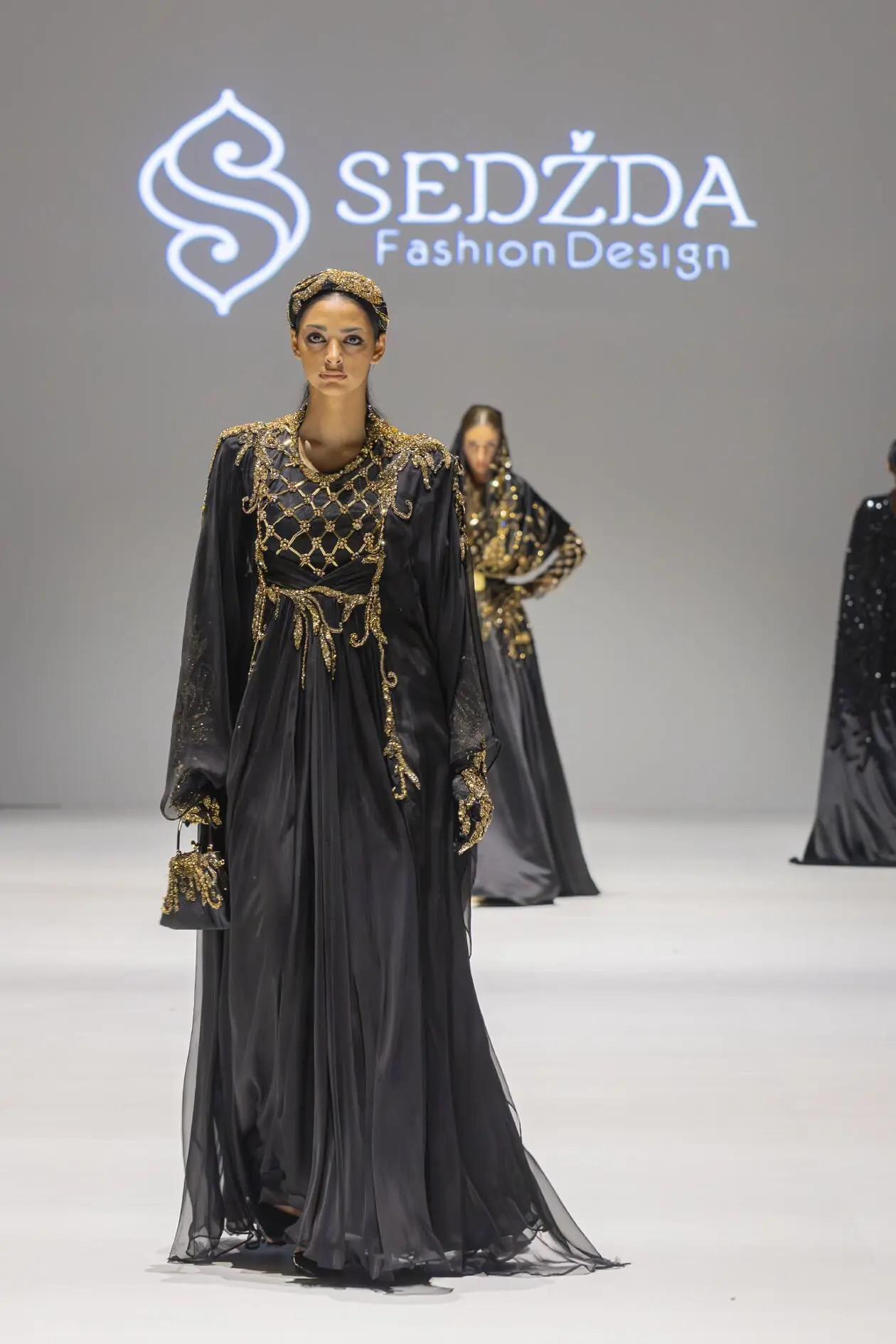 Model 03 The Power of Pain Gown – Black, photo 2