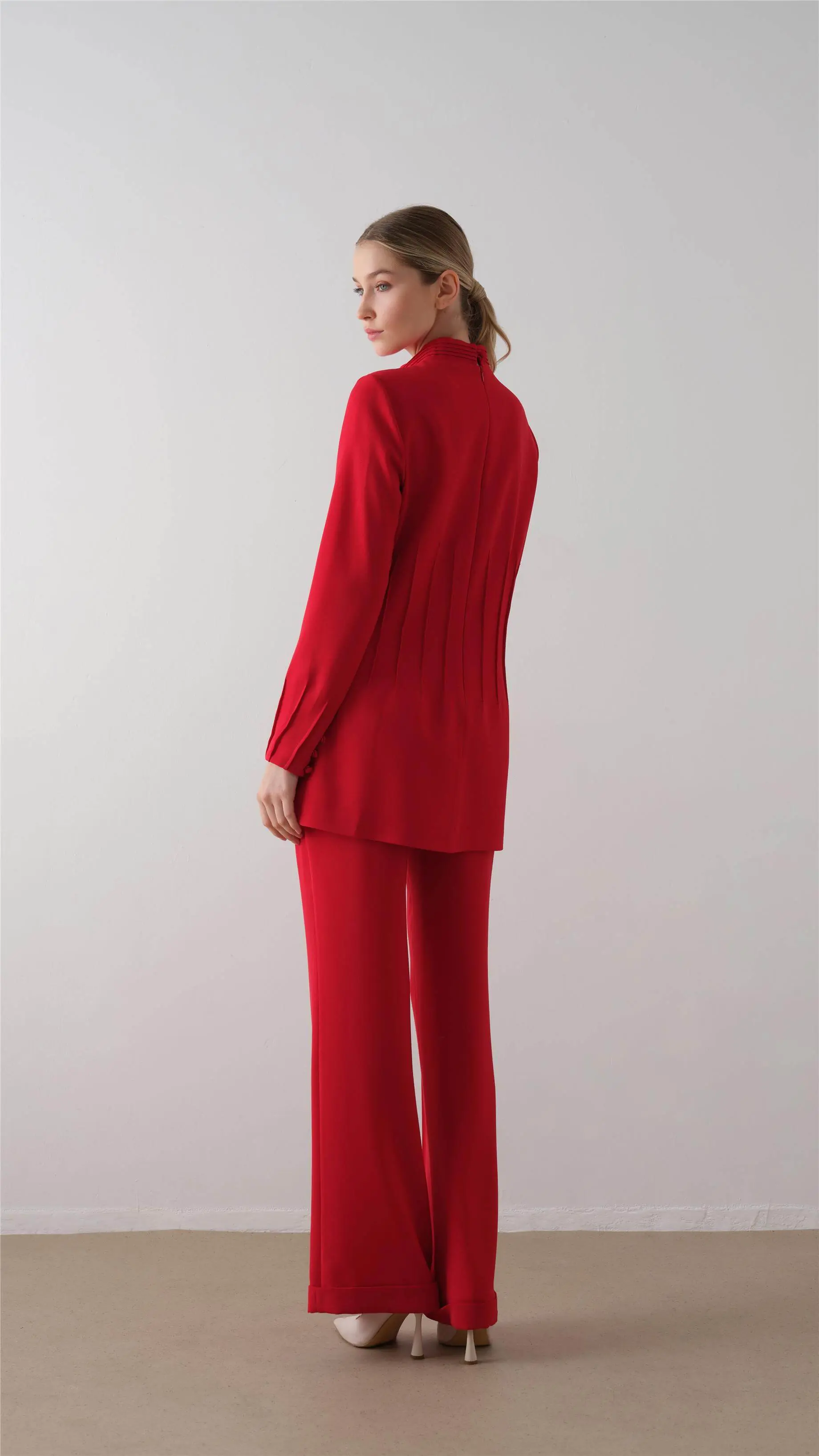 Structured Pleat Detail Crepe Suit – Red, photo 2