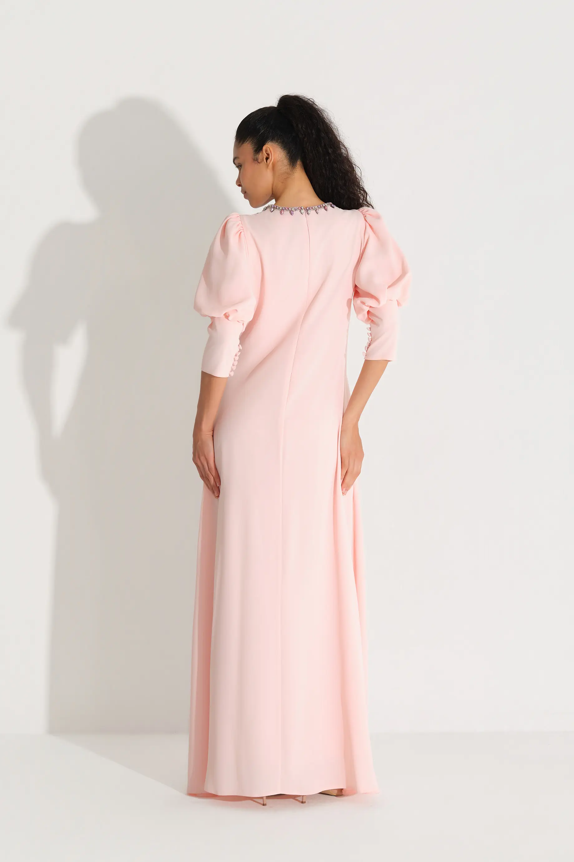YAKA DETAYI TAŞ İŞLEMELİ KREP ELBİSE Pembe, photo 4