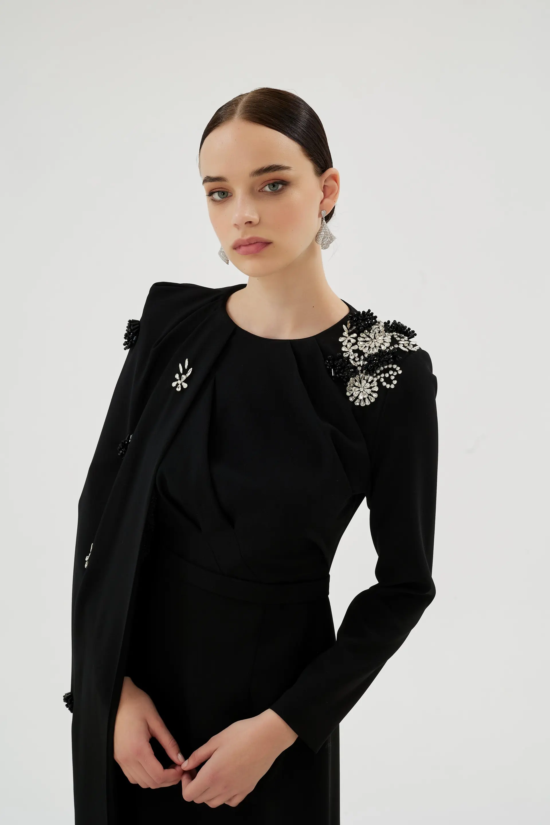 Liliowy Cape Detail Dress – Black, photo 2
