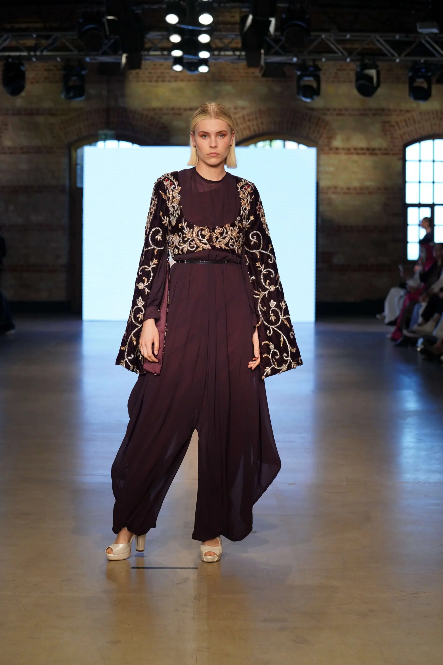 Golden Orchid Balcanian Embellished Vest & Šalvare Set – Burgundy, photo 2