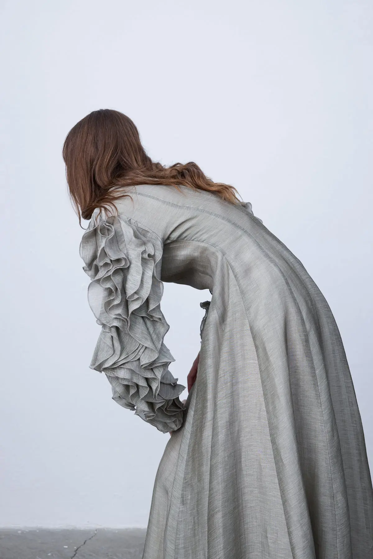 Silk-Linen Dress with Sculptural Ruffle Sleeves - Metallic Grey, photo 4
